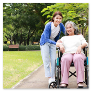 Spaziergang im Park mit Begleitung und Rollstuhlrampe