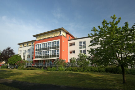 Außenansicht mit Garten des Pflegeheims St. Martin