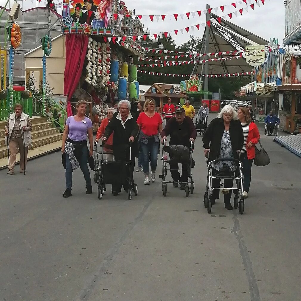 Spaziergang im Park mit Begleitung