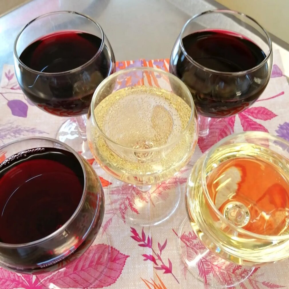 Herbstlich geschmückter Tisch beim Weinfest