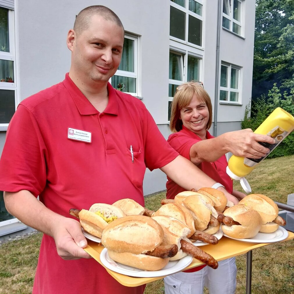 Bewohner und Gäste beim Sommerfest im Garten