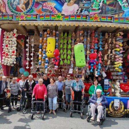 Sommerfest mit bunt geschmückten Tischen