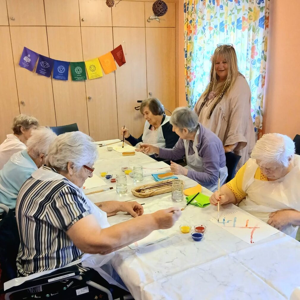 Malkurs mit Pinsel und Farben