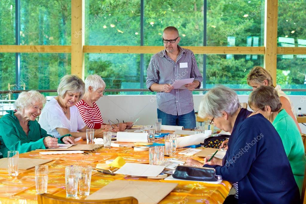 Malkurs mit Pinsel und Farben