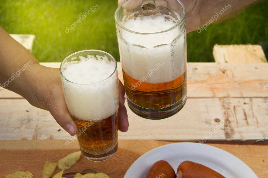 Bewohner und Gäste beim Sommerfest im Garten