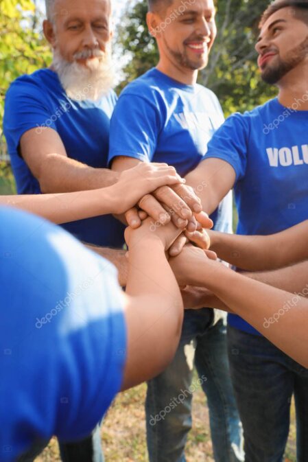 Engagierte Hand hält die eines Senioren – Sinnbild für Unterstützung