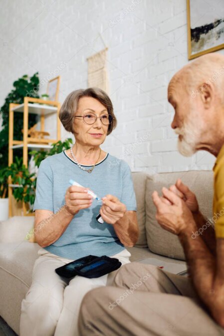 Bewohnerin lächelt bei einer gemeinsamen Aktivität